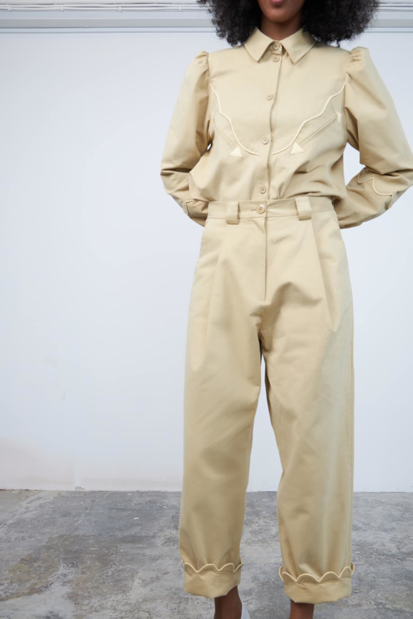 Stella Nova Kalhoty se sklady v pase 'Saja' světle béžová